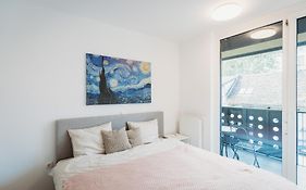 Peaceful Little Retreat, Spacious Free Garage Park